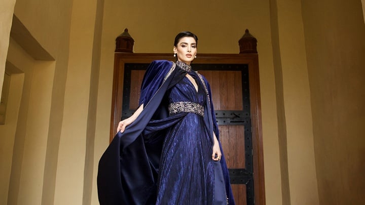 صورة لعارضة أزياء على خلفية فاتحة